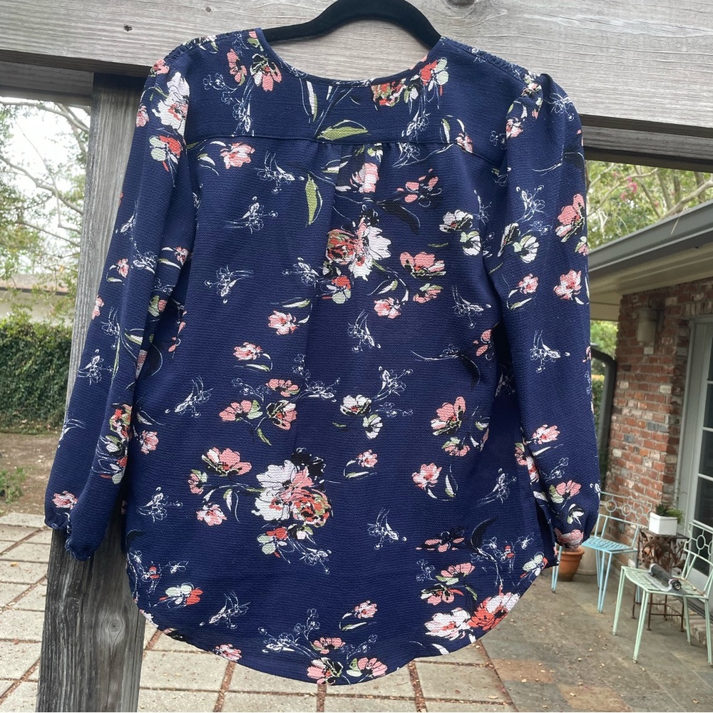 Fun 2 Fun size Small, 3/4 length blouse top.  Dominant navy blue floral.